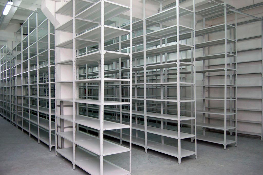 Картинка полочных стеллажей из металла в кладовке Фото полочных стеллажей из металла